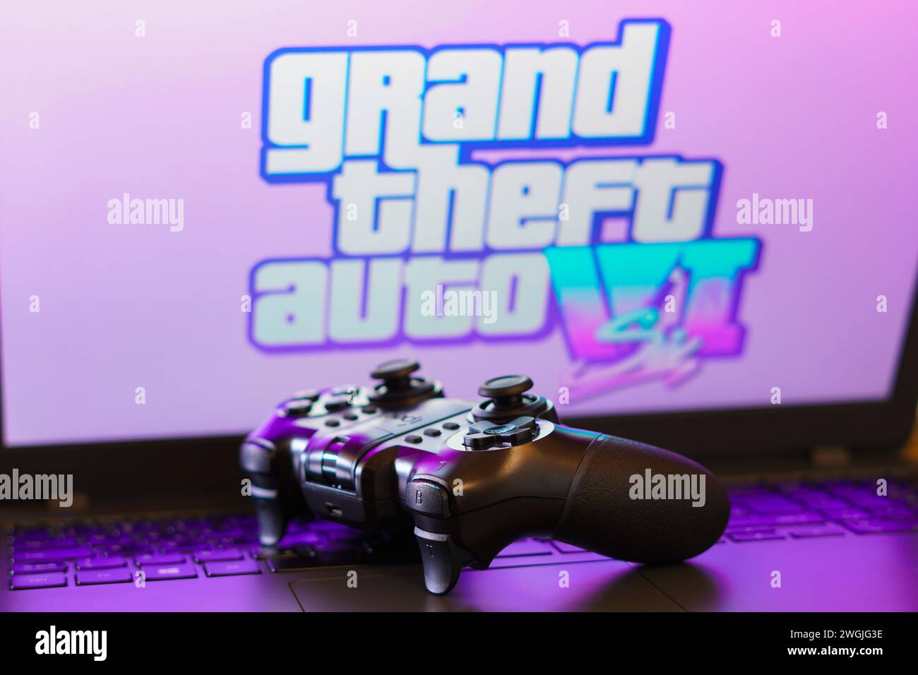Brasilien. Februar 2024. In dieser Fotoabbildung wird das Grand Theft Auto VI (GTA Six) Logo-Spiel auf einem Computerbildschirm neben einem Gamepad angezeigt. Quelle: SOPA Images Limited/Alamy Live News Stockfoto