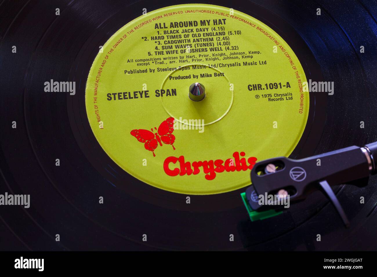 SteelEye Span All Around My hat Vinyl-Album-LP mit Tonarm, Kartusche, Kopfschale und Stift auf Plattenspieler - 1975 Stockfoto