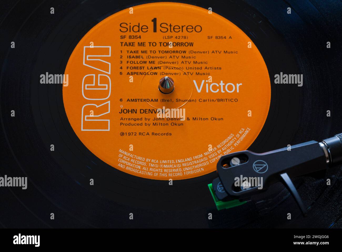 John Denver Take Me to Tomorrow Vinyl-Album-LP mit Tonarm, Kartusche, Kopfschale und Stift auf Plattenspieler - 1972 Stockfoto