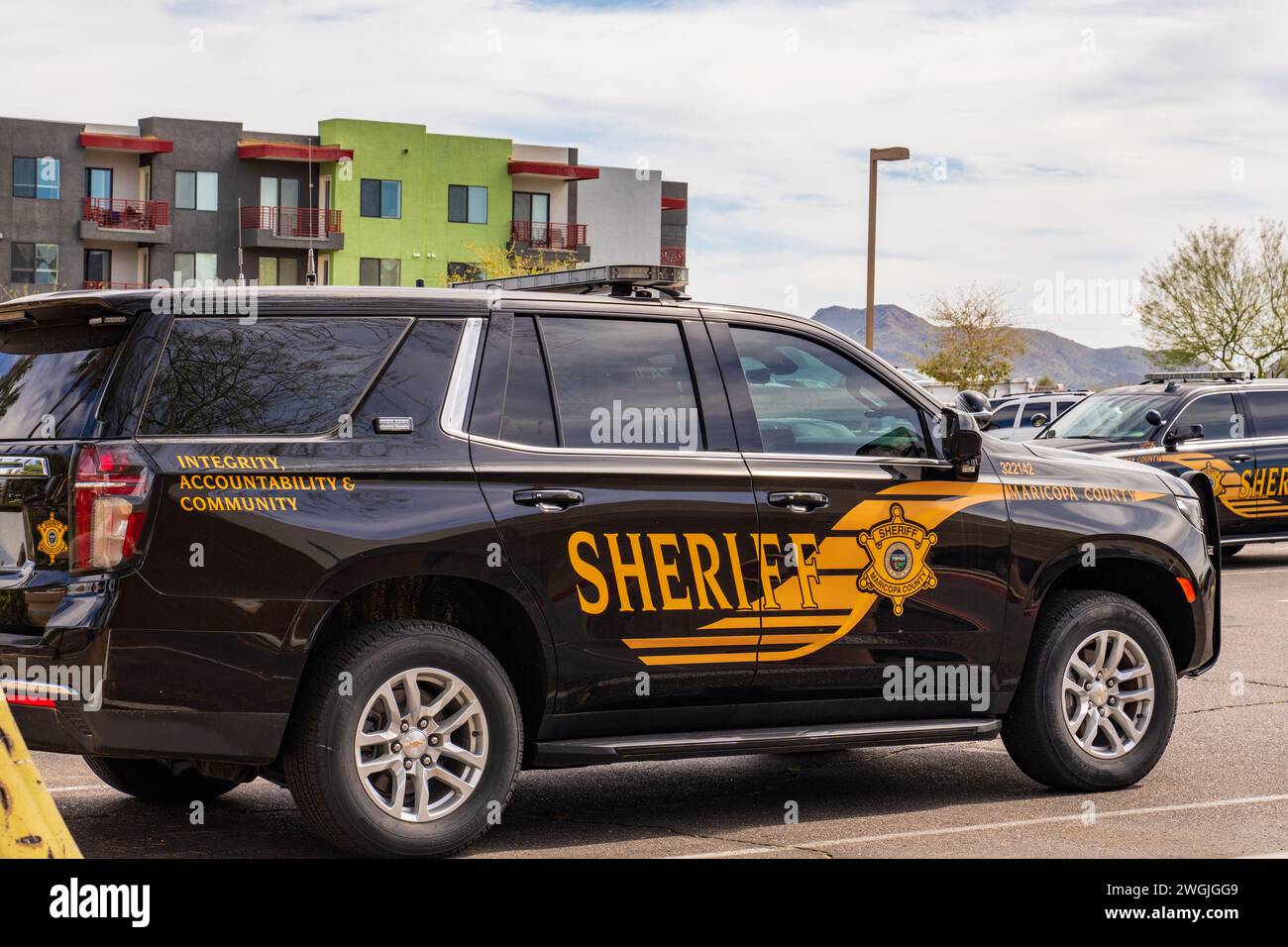 Fountain Hills, Arizona - 14. März 2023: Das Fahrzeug des Sheriffs von Maricopa County parkte im Büro des County Sheriff's Substation in der Fountain Hills Town Hall. Stockfoto