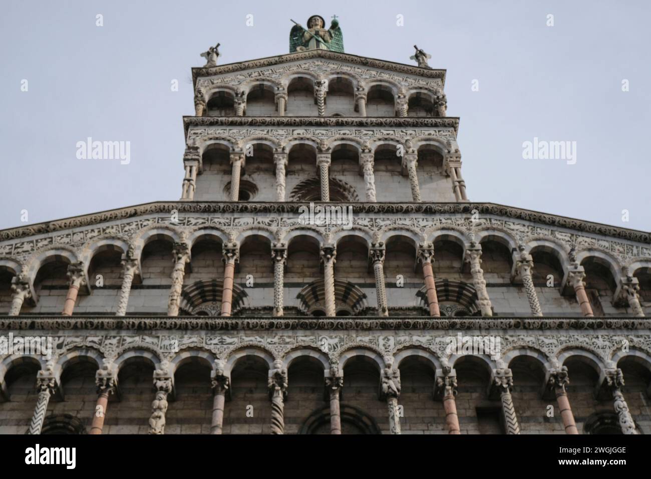 Marmorfassade der Basilika San Michele in Foro von unten in Lucca, Toskana, Italien Stockfoto