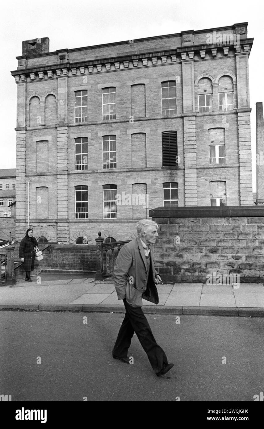 Fabrikarbeiter 1980s UK. Leute, die am Ende des Tages die Arbeit verlassen, gehen nach Hause. Saltaire bei Shipley Bradford West Yorkshire England 1981 HOMER SYKES. Stockfoto