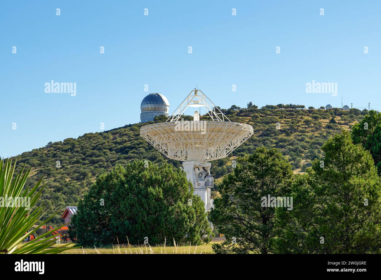 Fort Davis, TX - 11. Oktober 2023: 12 Meter breites Radioteleskop mit Hobby-Eberly-Teleskop hinten im Hintergrund an der University of Texas McDonald Stockfoto
