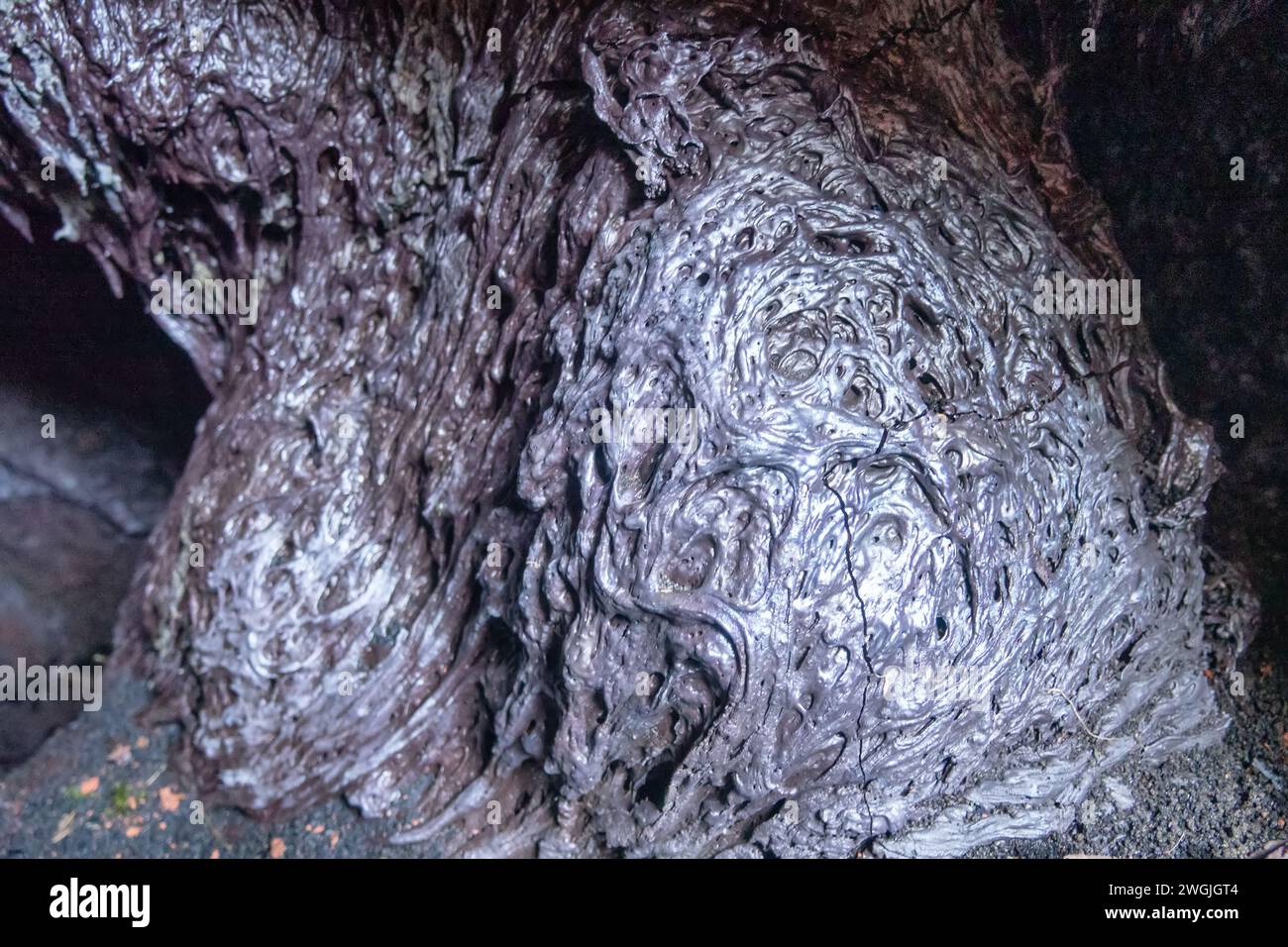 Uber verschiedene Formen basaltverfestigter Lava. Die filamentöse oder kapilläre Form der Lava ist Viskose Lava in einer Lavahöhle, dünn flüssige Lava ist dünn-fl Stockfoto