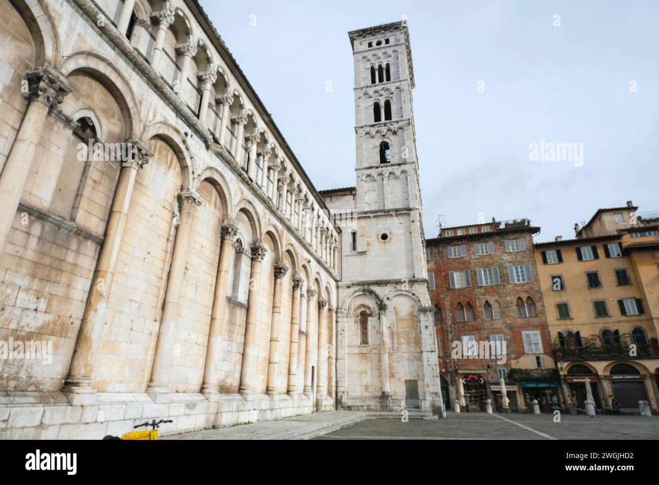 Die Kathedrale chiesa di San Michele in Foro auf dem Platz piazza San Michele in Lucca, Italien Stockfoto