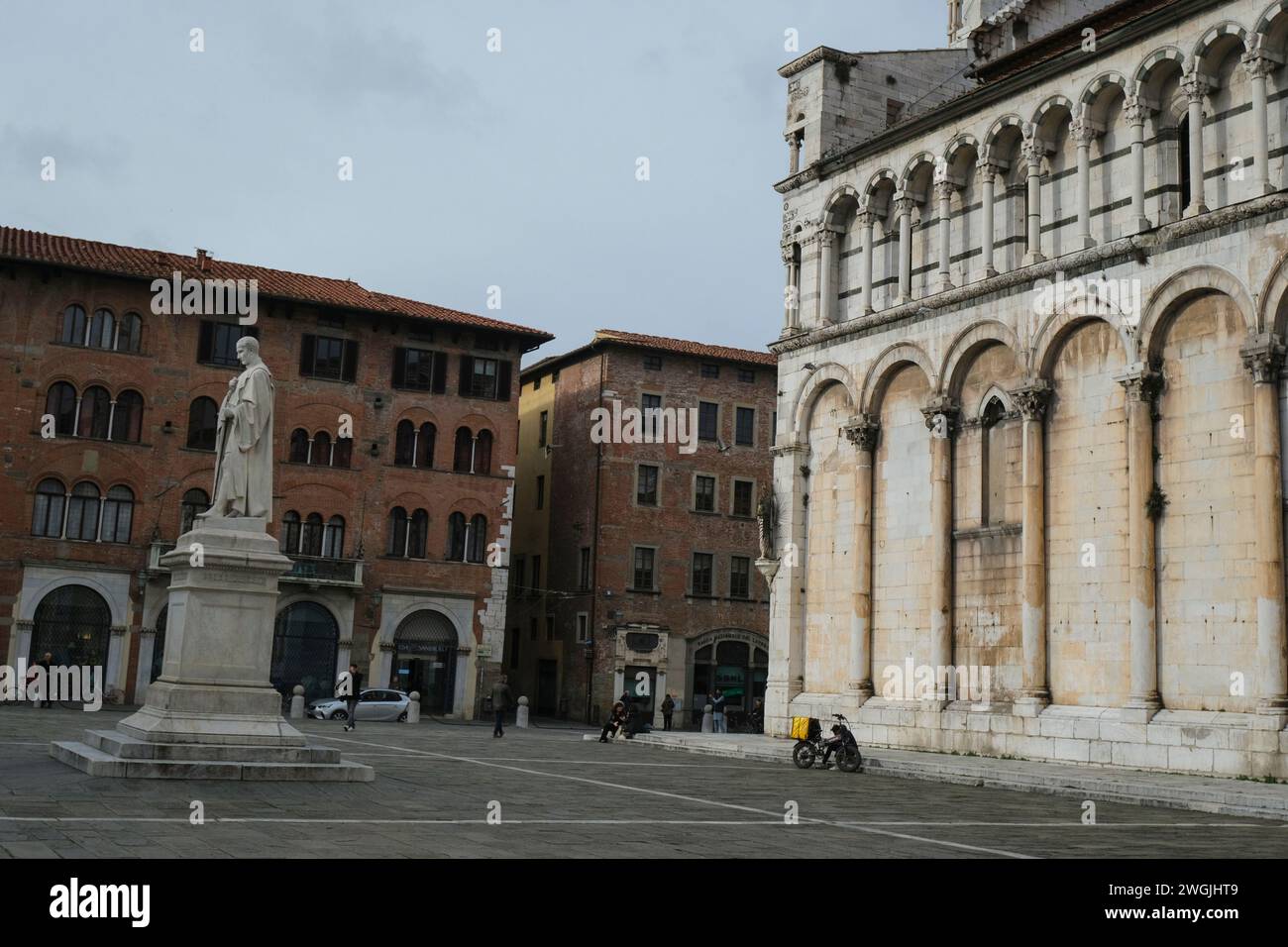 Monument für Francesco Burlamacchi gegenüber der Kathedrale Chiesa di San Michele auf dem Platz Piazza San Michele Stockfoto