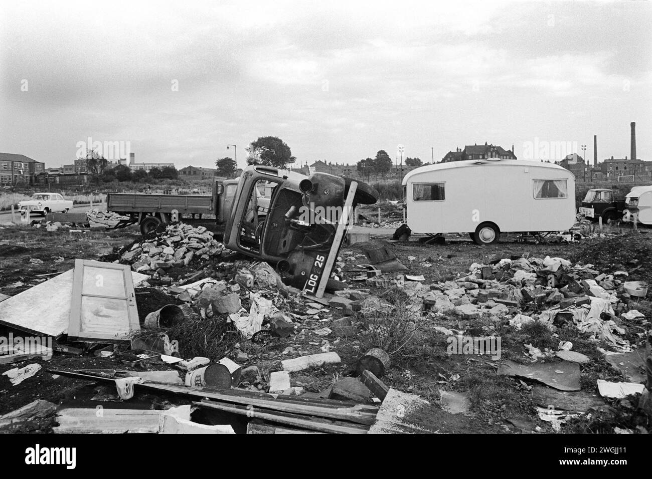 Ein Zigeunerlager für irische Reisende und eine zeitweilige Müllkippe auf dem Müllboden in Balsall Heath, einem Slumviertel in der Innenstadt. Balsall Heath, Birmingham, England, März 1968 1960, Vereinigtes Königreich HOMER SYKES Stockfoto