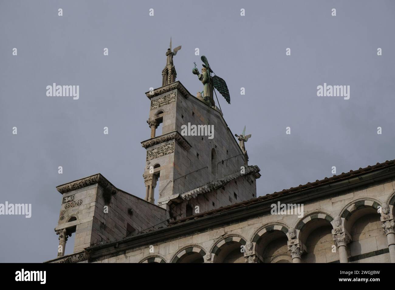 Details zur Fassade der Kathedrale Chiesa di San Michele in Foro, Lucca, Italien von hinten Stockfoto