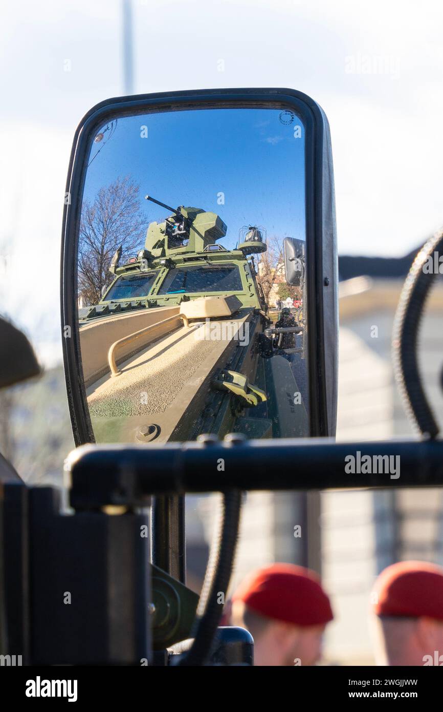 Ein getarntes, modernes Gidran 4x4 MRAP gepanzertes Kampffahrzeug, das sich in einem Rückspiegel spiegelt Stockfoto