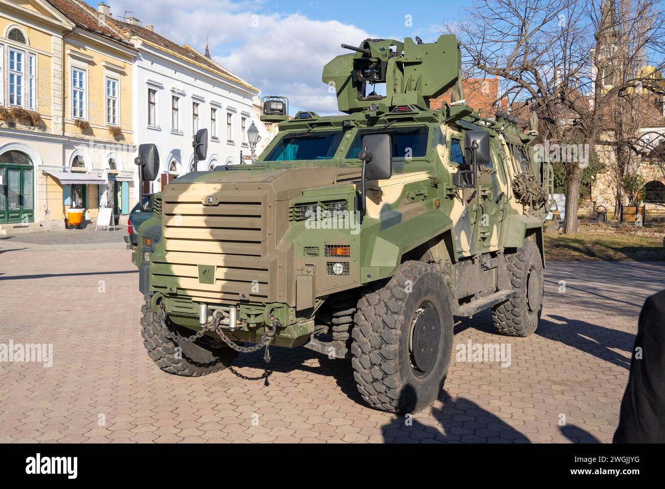Ein getarntes modernes, gepanzertes Gidran 4x4 MRAP-Kampffahrzeug auf der Straße einer ungarischen Stadt Stockfoto