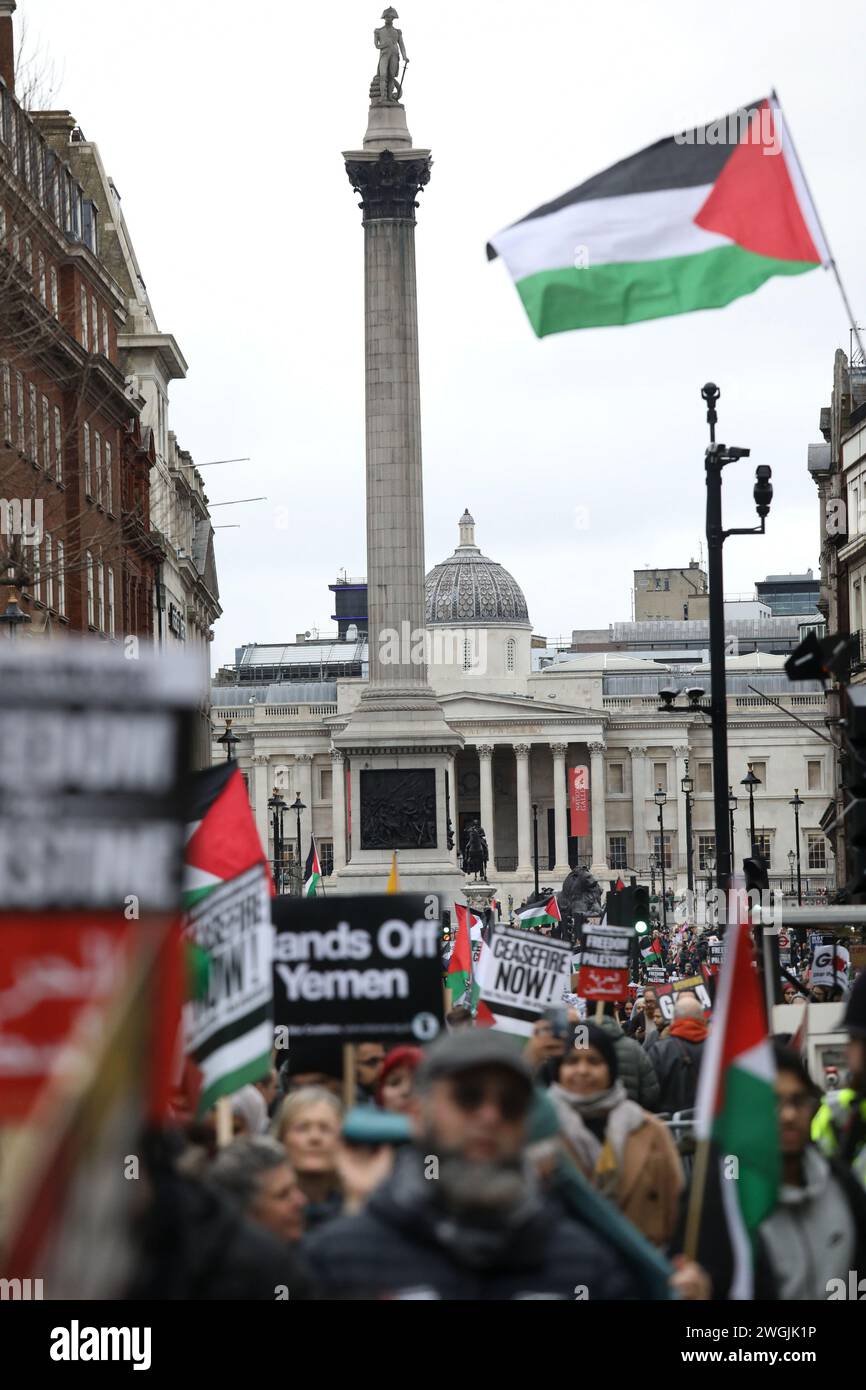 Hunderttausende marschieren auf dem Nationalmarsch für Palästina in London und fordern einen dauerhaften Waffenstillstand in Gaza und ein Ende der israelischen Belagerung von Gaza. Stockfoto