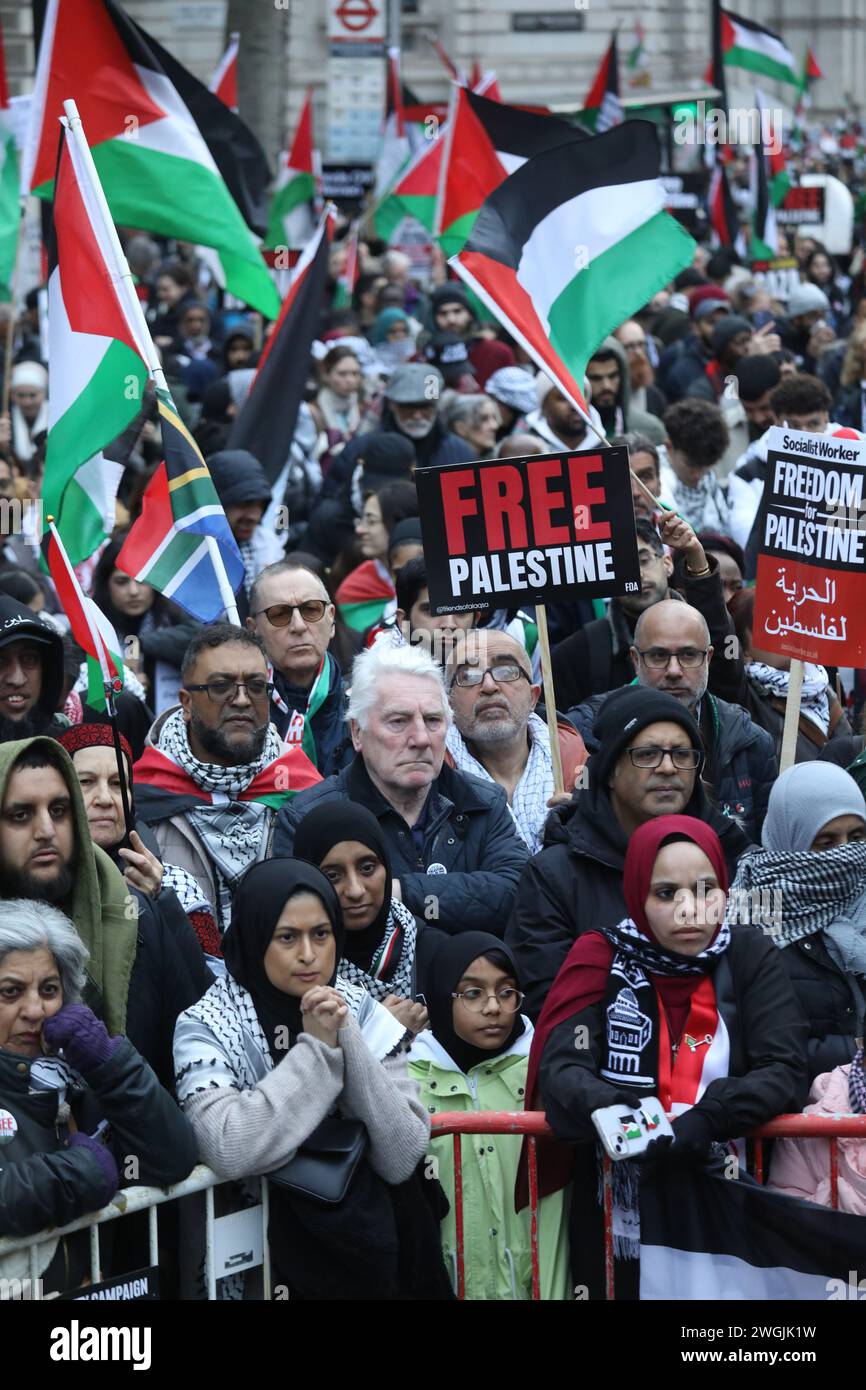 Hunderttausende marschierten in London auf dem Nationalmarsch für Palästina und forderten einen dauerhaften Waffenstillstand in Gaza und ein Ende der Belagerung von Gaza. Stockfoto