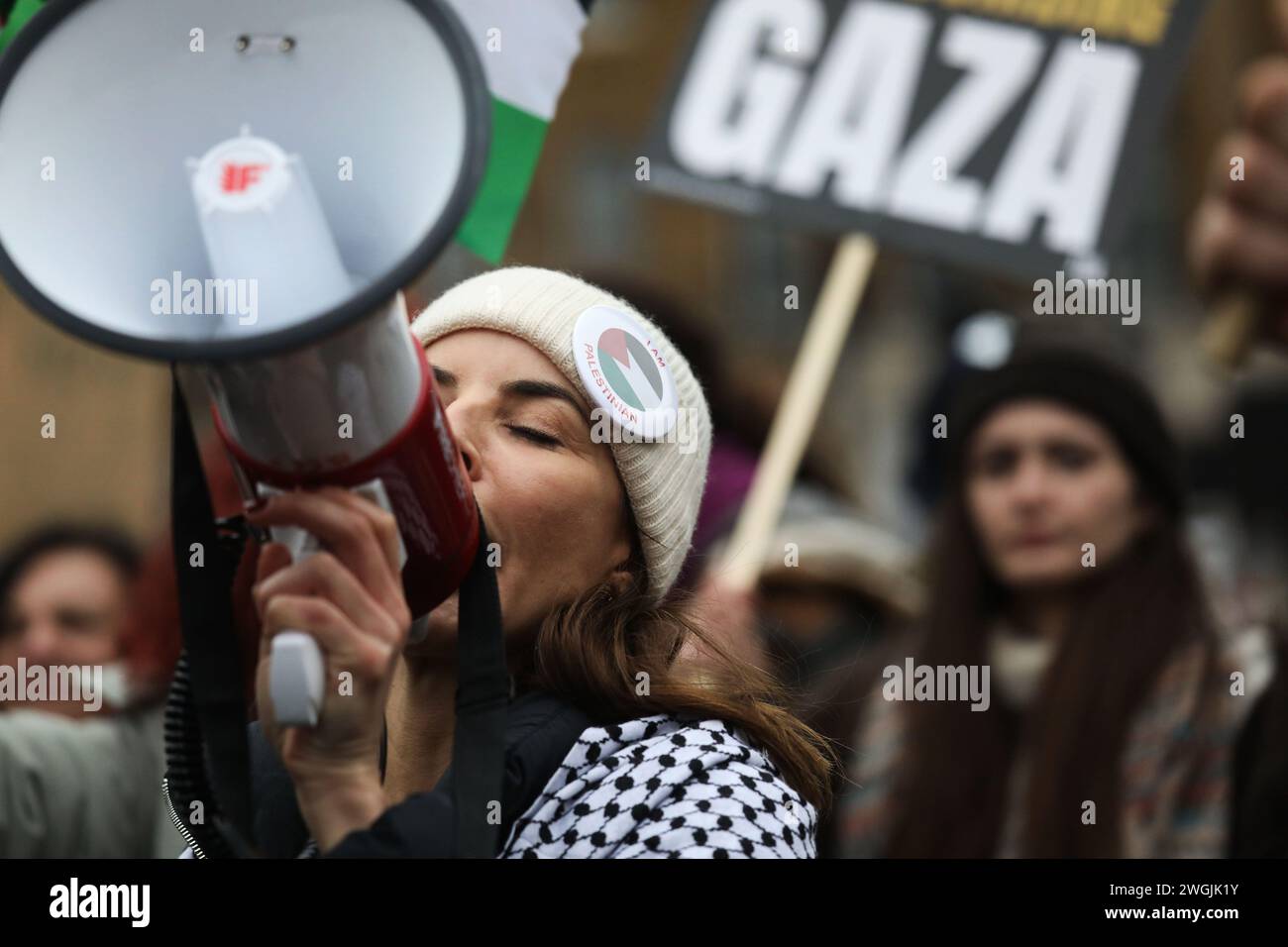 Eine Frau ruft in einem Megatelefon nach einem freien Palästina, während Hunderttausende pro-palästinenser einen dauerhaften Waffenstillstand in Gaza fordern. Stockfoto