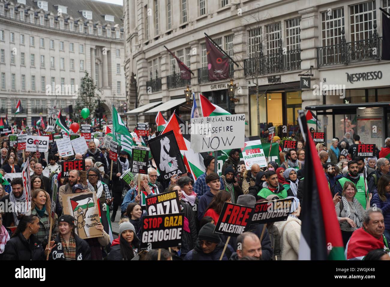 Hunderttausende marschieren auf dem Nationalmarsch für Palästina in London und fordern einen dauerhaften Waffenstillstand in Gaza und ein Ende der israelischen Belagerung von Gaza. Stockfoto