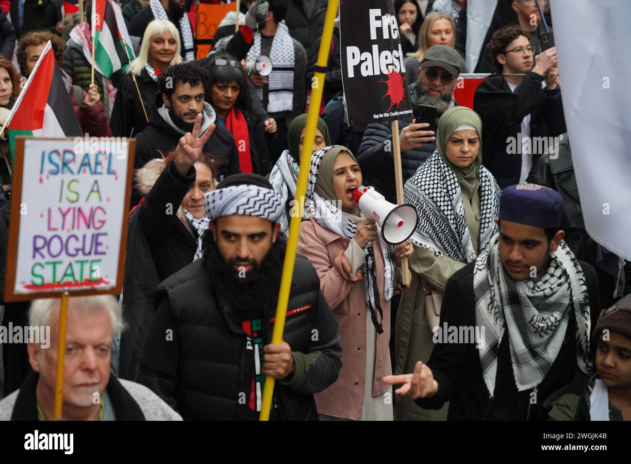 Hunderttausende marschieren auf dem Nationalmarsch für Palästina in London und fordern einen dauerhaften Waffenstillstand in Gaza und ein Ende der israelischen Belagerung von Gaza. Stockfoto