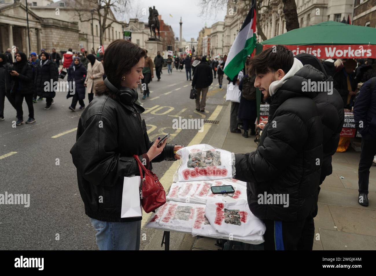 Eine Frau kauft ein Pro-palästina-T-Shirt, nachdem Hunderttausende Pro-palästinenser auf dem Nationalmarsch für Palästina marschierten und einen Waffenstillstand forderten. Stockfoto