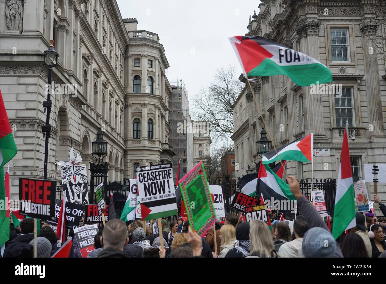 Hunderttausende pro-palästinenser marschieren und fordern einen dauerhaften Waffenstillstand in Gaza und ein Ende der Belagerung von Gaza durch Downing Street. Stockfoto