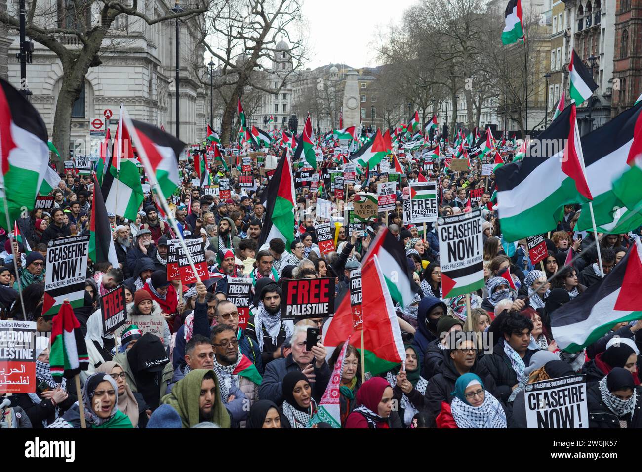 Hunderttausende pro-palästinenser versammeln sich in Whitehall, nachdem sie durch London marschiert sind und einen Waffenstillstand in Gaza gefordert haben. Stockfoto