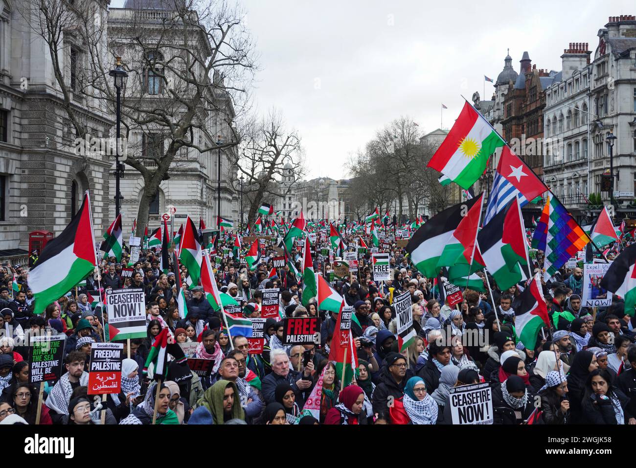 Hunderttausende pro-palästinenser versammeln sich in Whitehall, nachdem sie durch London marschiert sind und einen Waffenstillstand in Gaza gefordert haben. Stockfoto