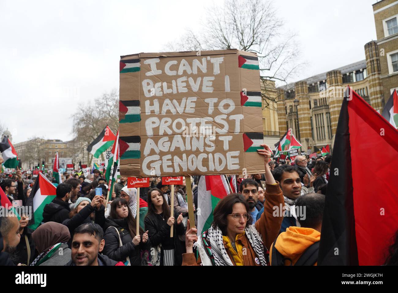 Hunderttausende marschieren auf dem Nationalmarsch für Palästina in London und fordern einen dauerhaften Waffenstillstand in Gaza und ein Ende der Belagerung von Gaza. Stockfoto