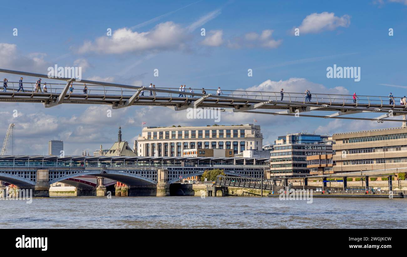 Londons Millennium Bridge von der Themse aus Stockfoto