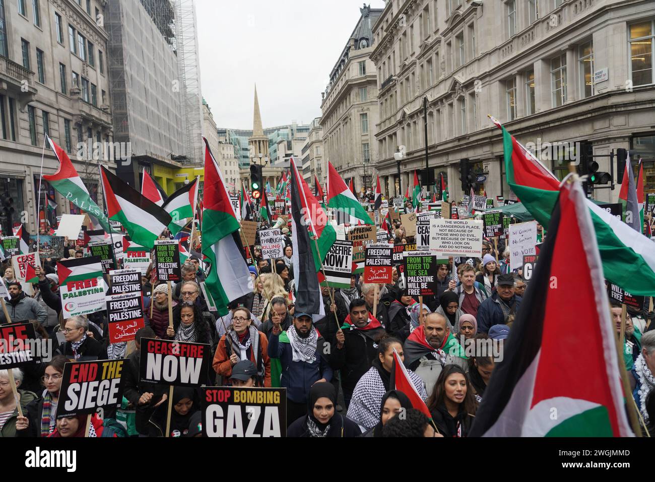 Hunderttausende marschieren auf dem Nationalmarsch für Palästina in London und fordern einen dauerhaften Waffenstillstand in Gaza und ein Ende der Belagerung von Gaza. Stockfoto