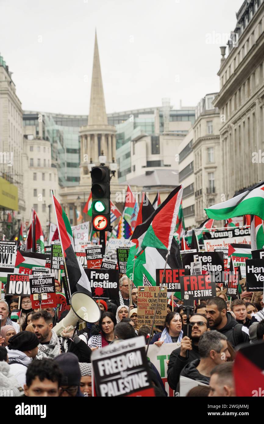 Hunderttausende marschieren auf dem Nationalmarsch für Palästina in London und fordern einen dauerhaften Waffenstillstand in Gaza und ein Ende der Belagerung von Gaza. Stockfoto