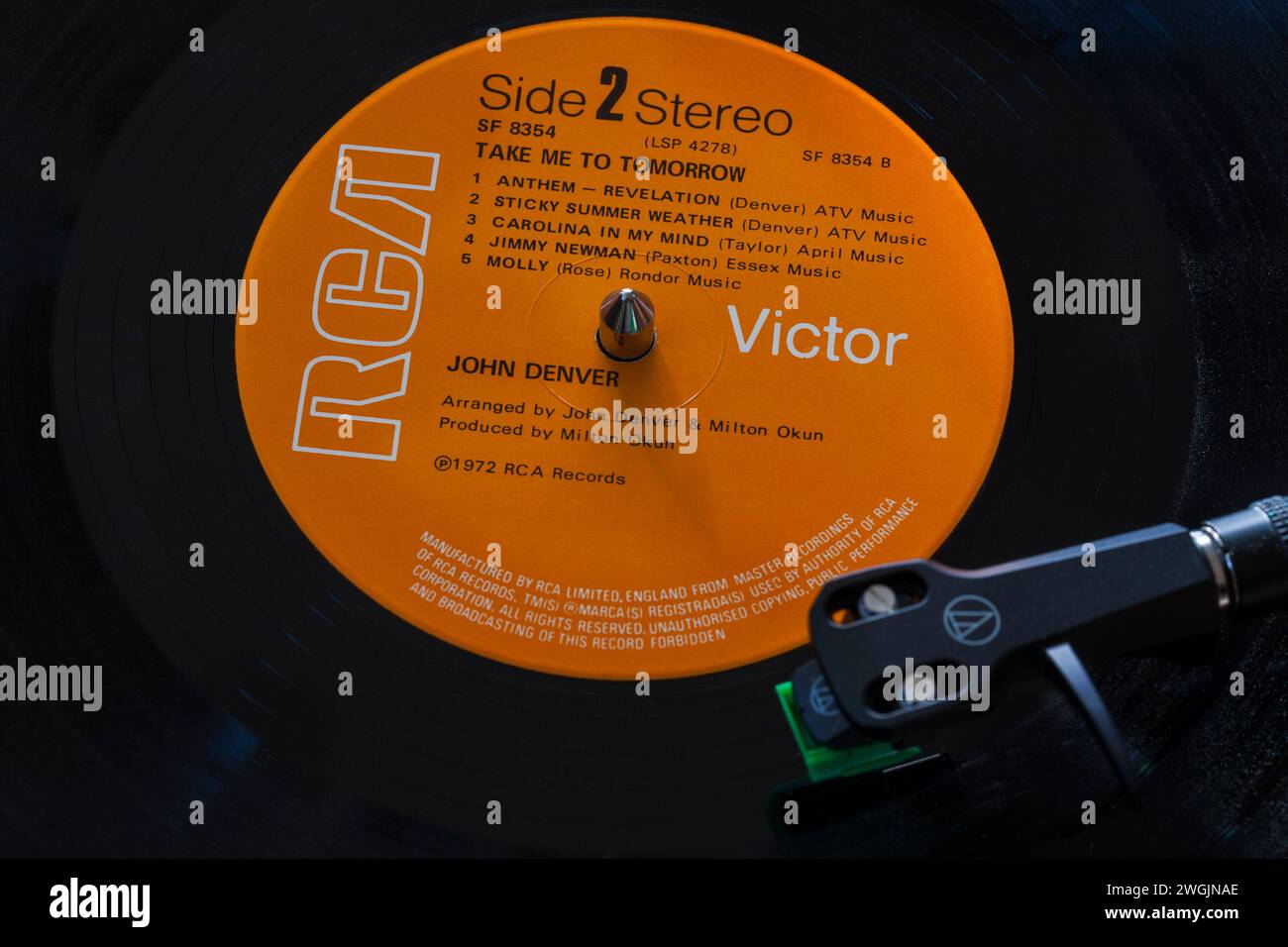 John Denver Take Me to Tomorrow Vinyl-Album-LP mit Tonarm, Kartusche, Kopfschale und Stift auf Plattenspieler - 1972 Stockfoto