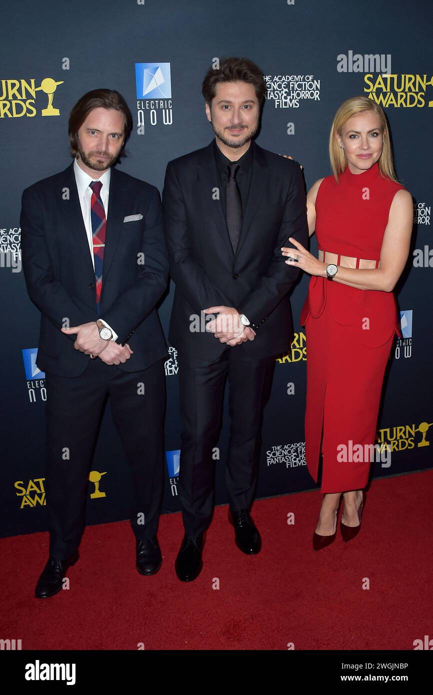 Aaron Stanford, Terry Matalas und Amanda Schull bei der Verleihung der 51. Saturn Awards 2024 im Los Angeles Marriott Burbank Airport Hotel. Burbank, 04.02.2024 Stockfoto