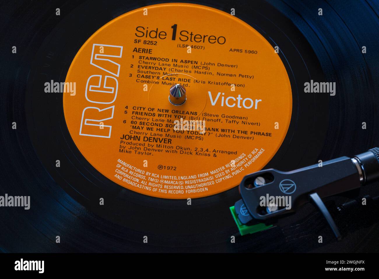 John Denver Aerie Vinyl-Album-LP mit Tonarm, Kartusche, Kopfschale und Stift auf Plattenspieler - 1972 Stockfoto