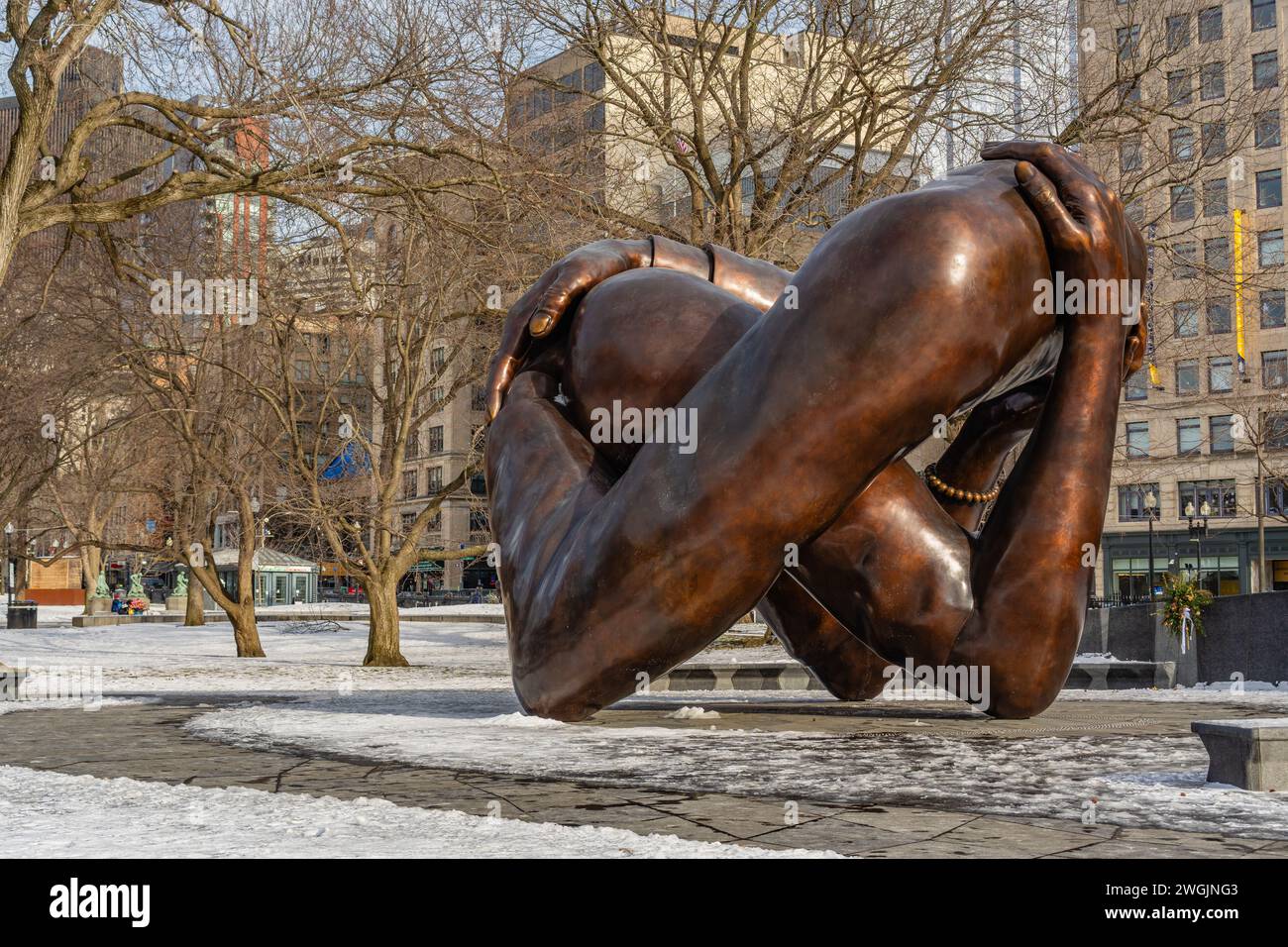 Boston, MA, USA-15. Januar 2024: Die Embrace-Skulptur im Boston Common zu Ehren von Martin Luther King und seiner Frau Coretta Scott King. Stockfoto