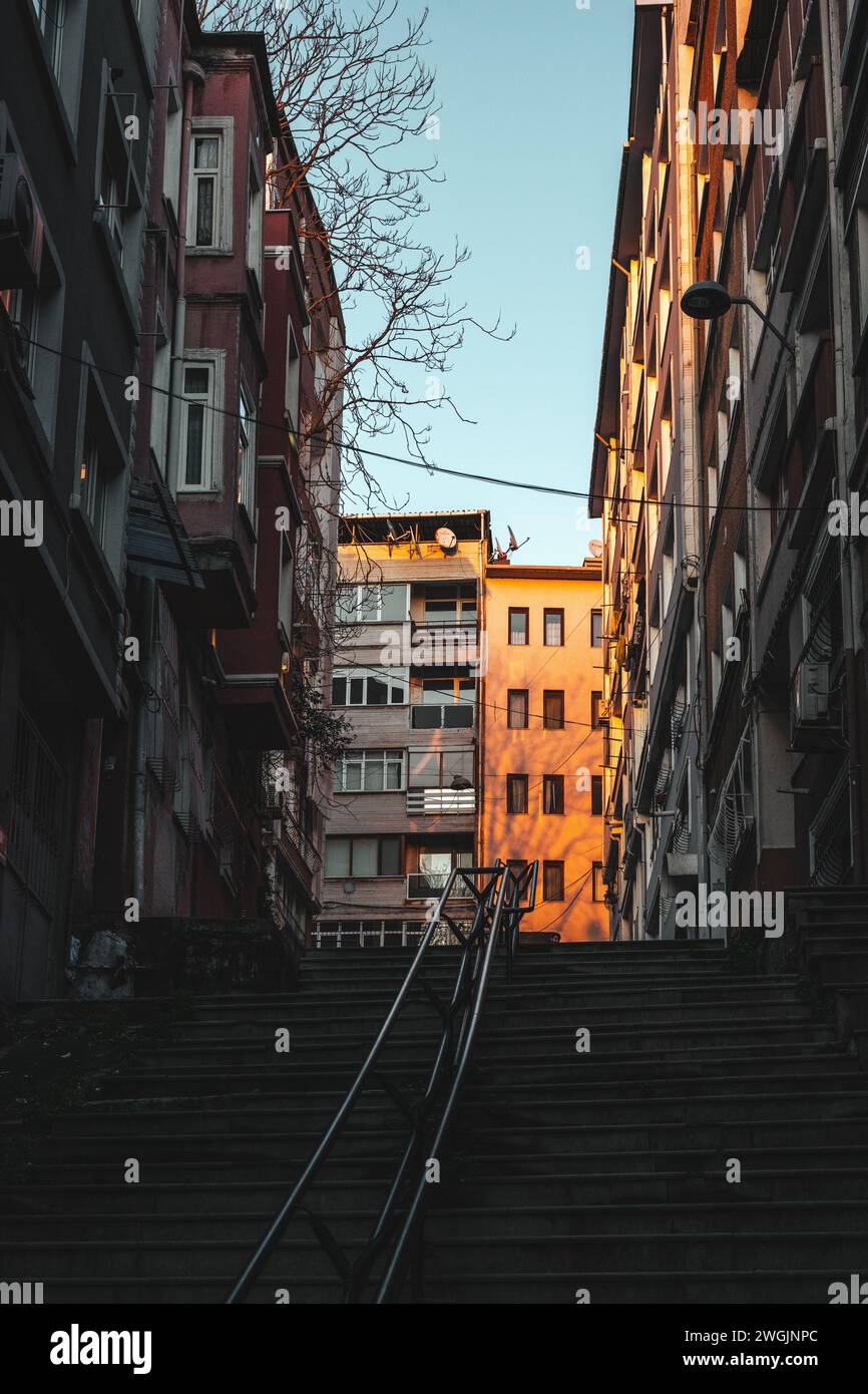 Zwei aufsteigende Treppen führen zu einem benachbarten Gebäude in Istanbul, Türkei Stockfoto