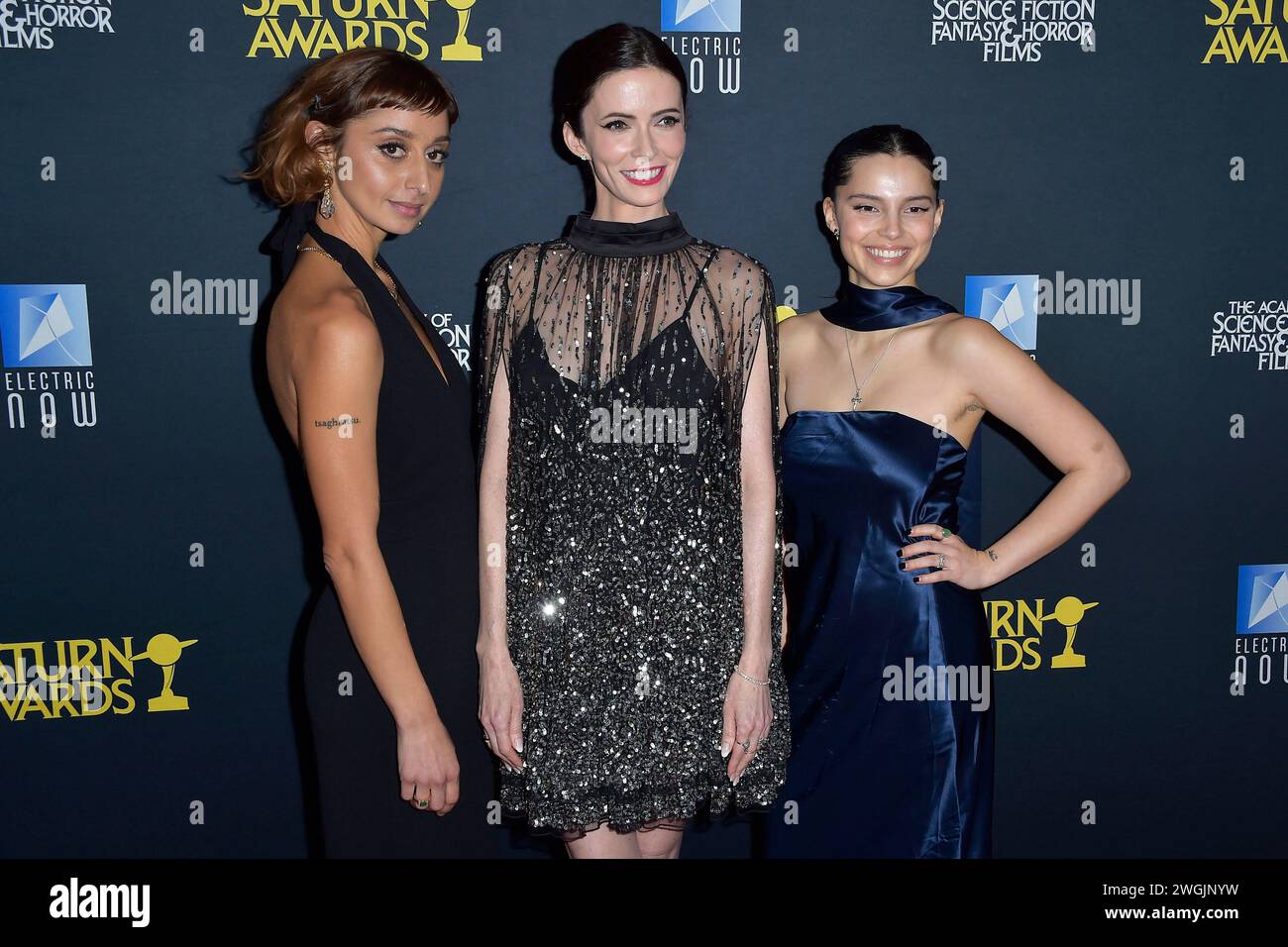 Sofia Hasmik, Elizabeth 'Bitsie' Tulloch und Inde Navarrette bei der Verleihung der 51. Saturn Awards 2024 im Los Angeles Marriott Burbank Airport Hotel. Burbank, 04.02.2024 Stockfoto