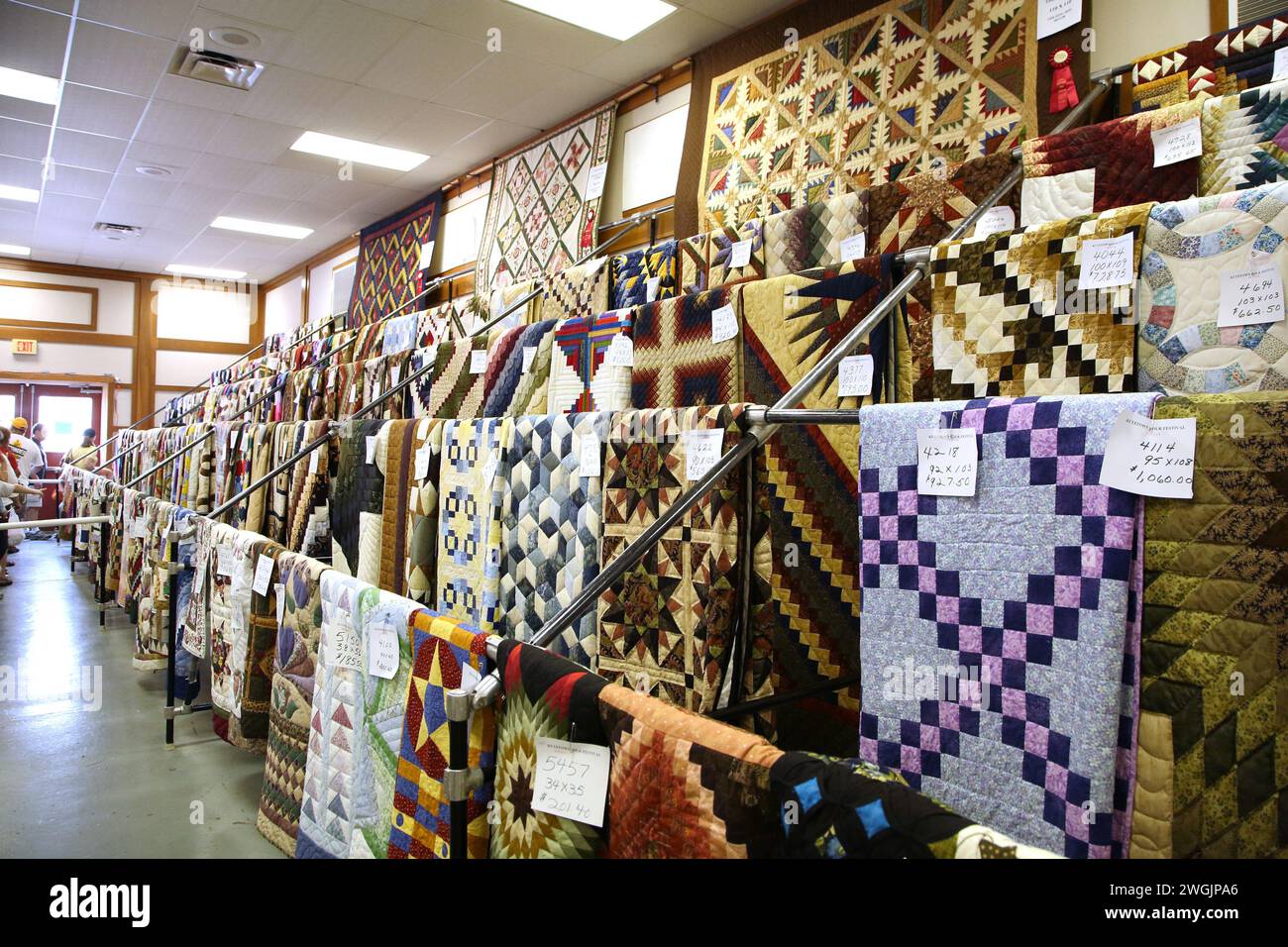 Handgefertigte Steppdecken Auktion beim Kutztown Folk Festival. Stockfoto