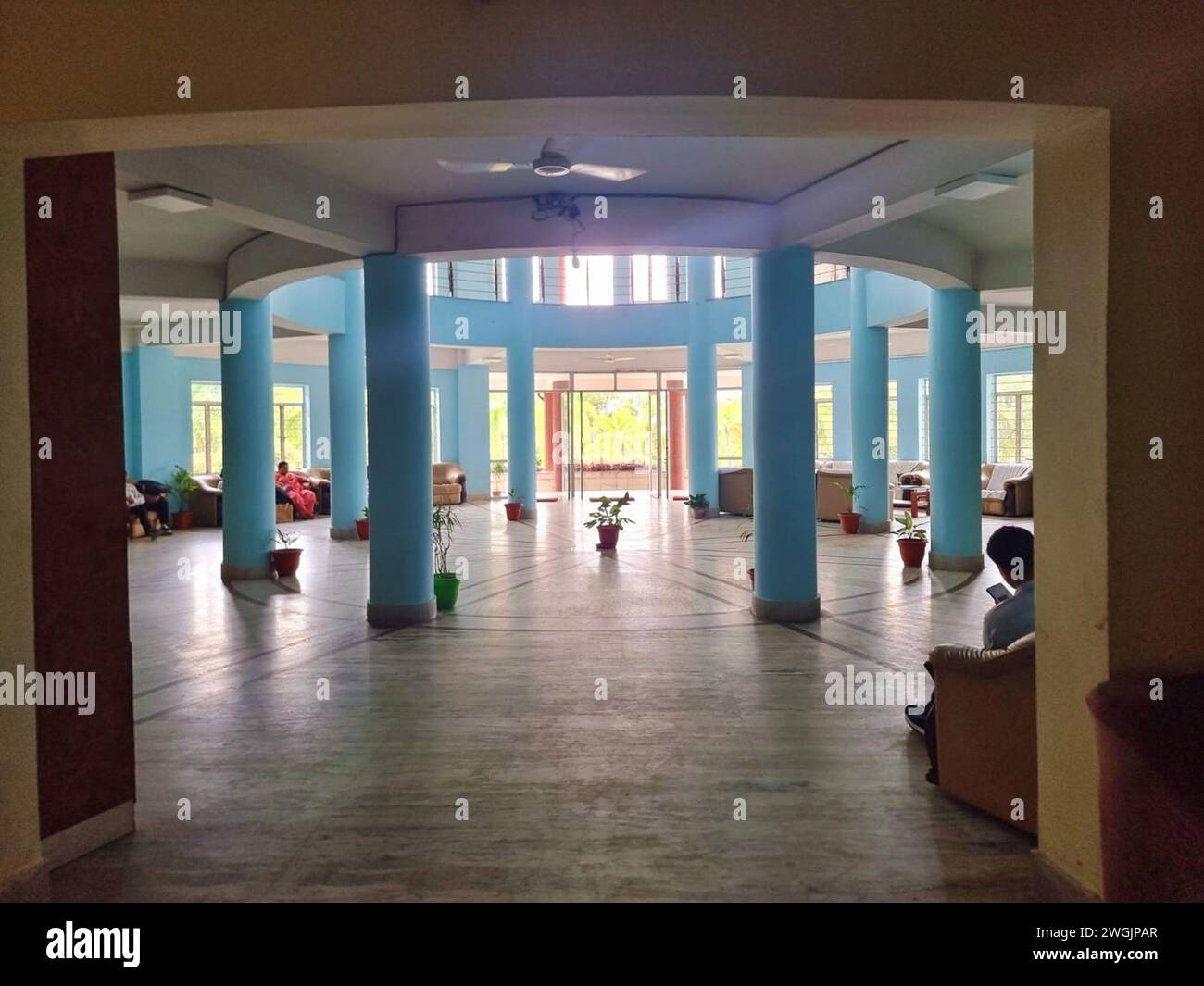Das blaue Interieur des State Guest House, Agartala, begrüßt Gäste beim Eintritt. Es wurde im Einklang mit der lokalen Architektur entworfen und befindet sich mitten in der Stadt auf einem Hügel mit einem dramatischen Blick auf die Stadt. Agartala ist die Hauptstadt von Tripura, einem Bundesstaat im Nordosten Indiens. Stockfoto