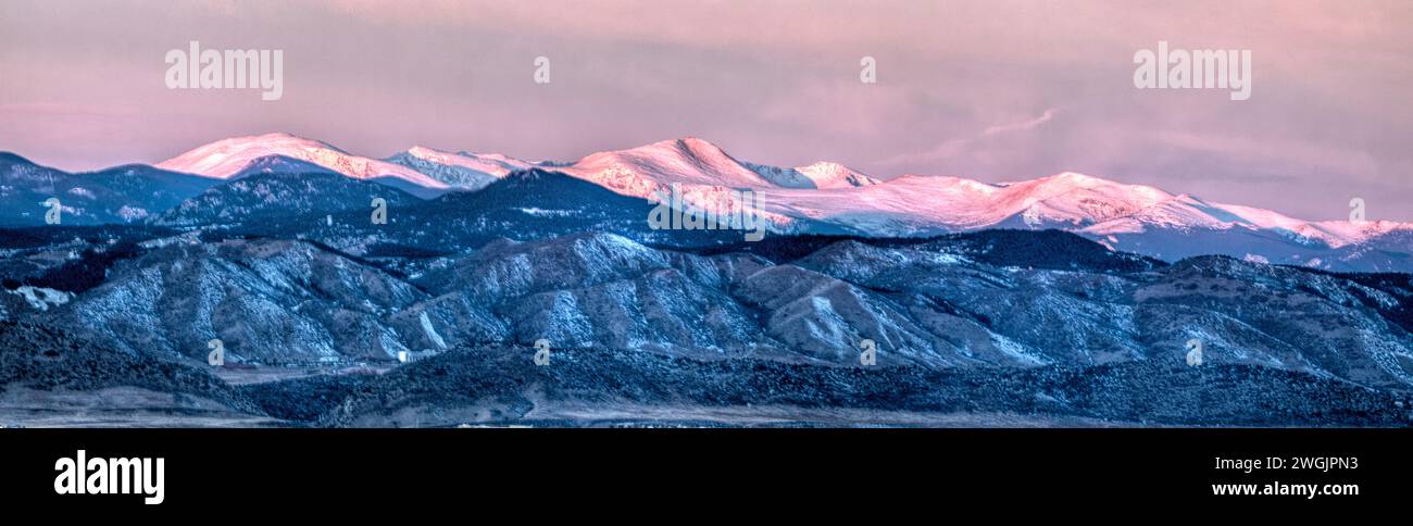 Frühmorgendliches Licht auf schneebedeckten Berggipfeln in Denver Colorado. Stockfoto