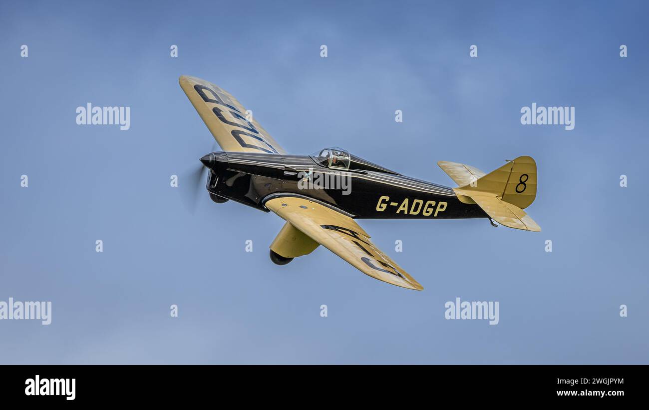 Old Warden, Großbritannien - 2. Oktober 2022: Oldtimer-Flugzeuge mit 1930 Meilen Hawk Speed Six fliegen nahe am Boden Stockfoto