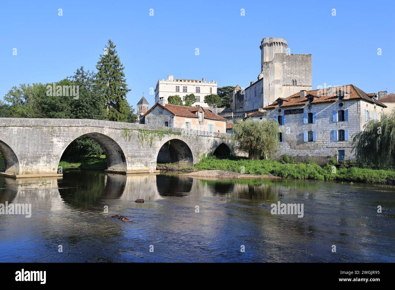 Das Dorf Bourdeilles mit seinen beiden Burgen (Mittelalter und Renaissance) wird von der Dronne durchzogen. Bourdeilles war der Sitz eines der vier Stockfoto