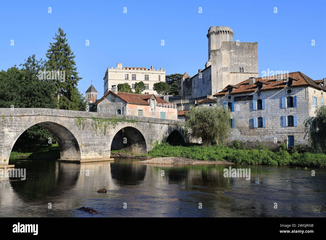 Das Dorf Bourdeilles mit seinen beiden Burgen (Mittelalter und Renaissance) wird von der Dronne durchzogen. Bourdeilles war der Sitz eines der vier Stockfoto