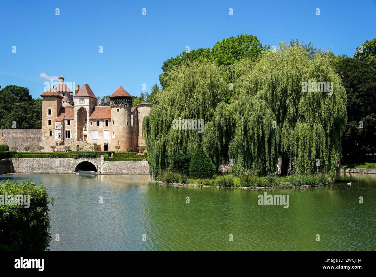 Beaune, Bourgogne, Frankreich - 12. Juni 2021: Historisches privates Schloss in der berühmten Weinregion Burgund Stockfoto