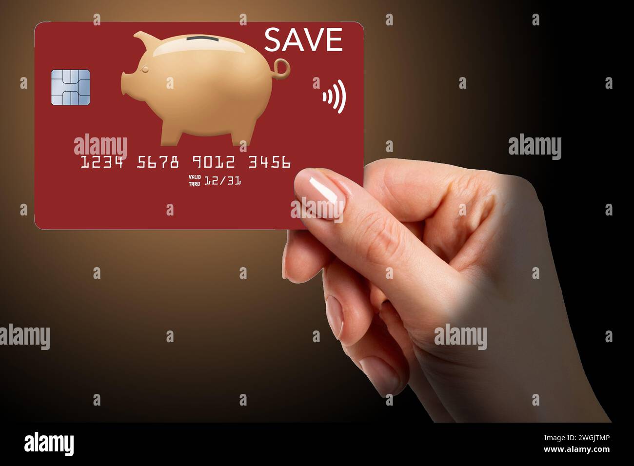 Eine Bargeldbelohnung-Kreditkarte wird mit einer Sparkasse gesehen und in einer 3D-Illustration auf dem Hintergrund in der Hand eines Mädchens gehalten. Stockfoto