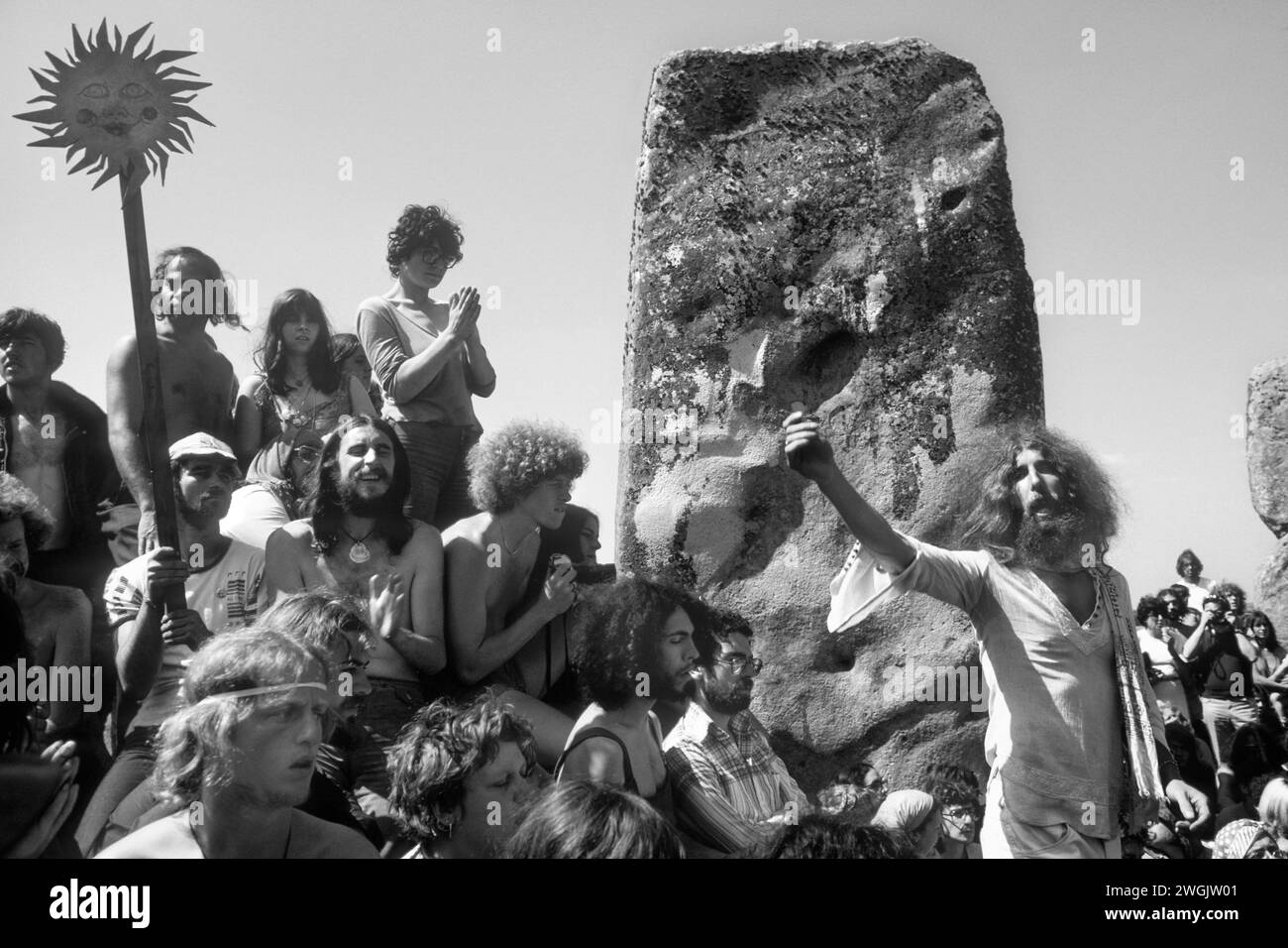 Hippies der 1970er Jahre in Großbritannien, treffen sich in Stonehenge, um die Sommersonnenwende zu feiern. John Pendragon, ein sehr verehrter Dichter, Songschmied und Herausgeber des Tribal Messenger Magazins, lobt die Vorzüge eines alternativen Lebensstils. Stonehenge, Wiltshire England 1979 HOMER SYKES Stockfoto