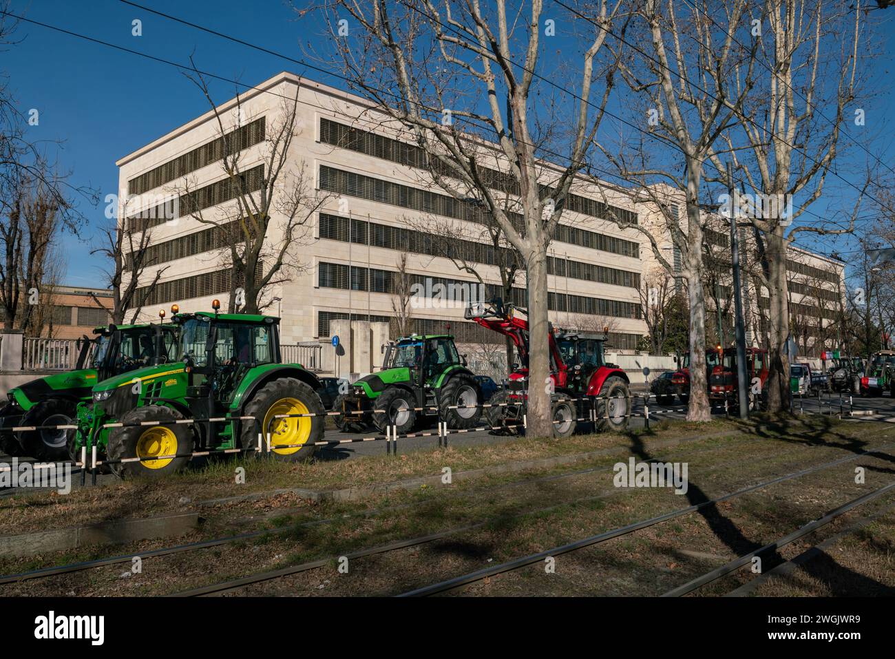 Bauerndemonstrationen mit Traktoren und Straßensperren in Italien und Europa vor dem Werk FCA mirafiori. Nachrichtenblock für europäische Gesetze. Stockfoto