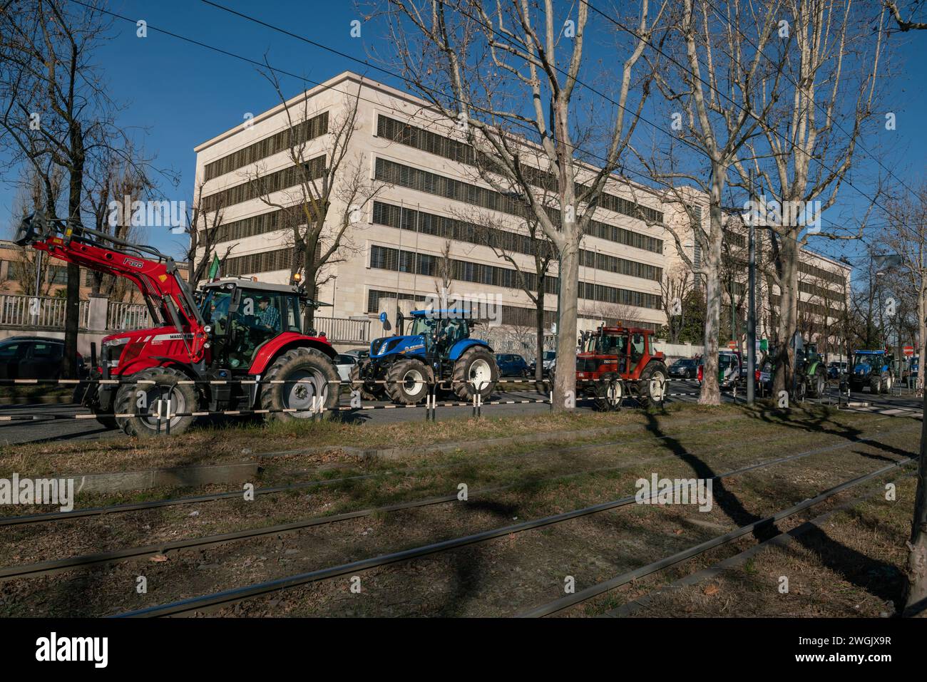 Bauerndemonstrationen mit Traktoren und Straßensperren in Italien und Europa vor dem Werk FCA mirafiori. Nachrichtenblock für europäische Gesetze. Stockfoto