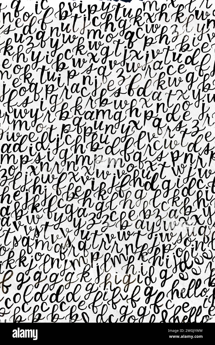 Eine Seite mit zufälligen Kalligrafie-Buchstaben in Kleinbuchstaben füllt die weiße Seite aus. Schwarz geschrieben Stockfoto