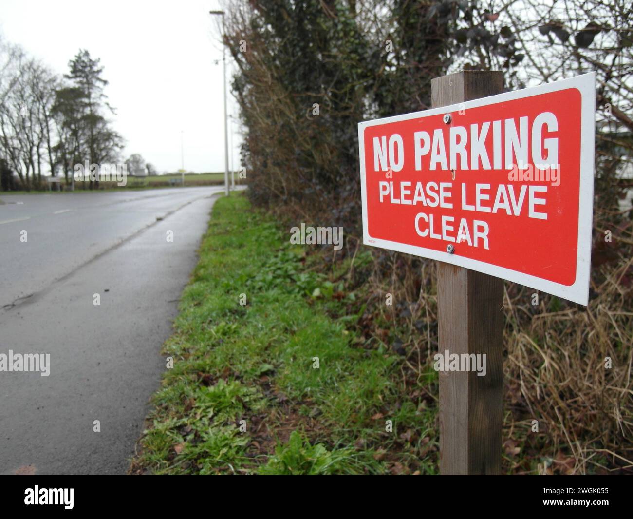 Privates Schild mit dem Hinweis „kein Parkplatz“ Bitte verlassen Sie die Straße entlang. Stockfoto