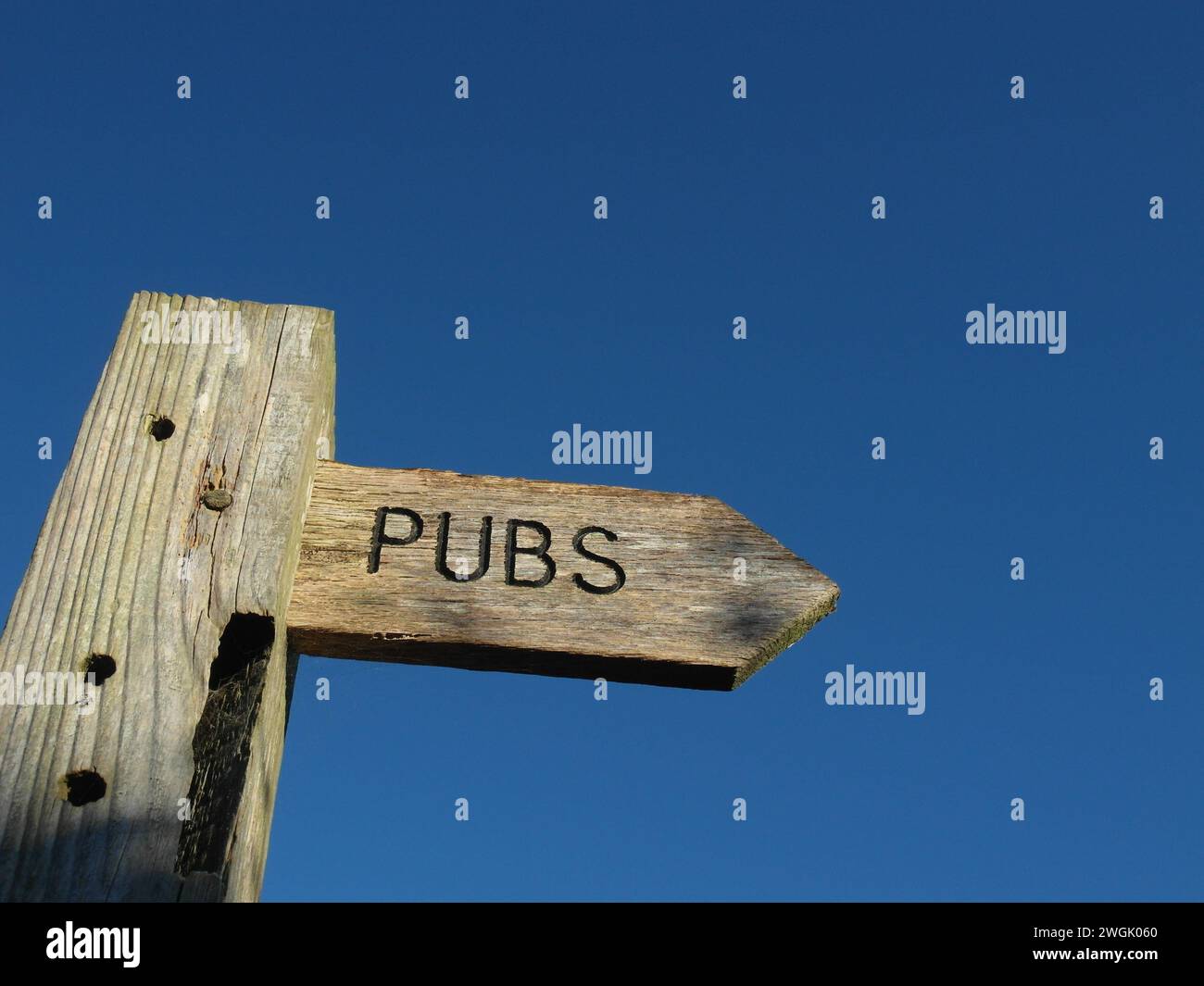 Ein Schild mit dem Fingerpfosten, das die Richtung zum lokalen Pub zeigt Stockfoto