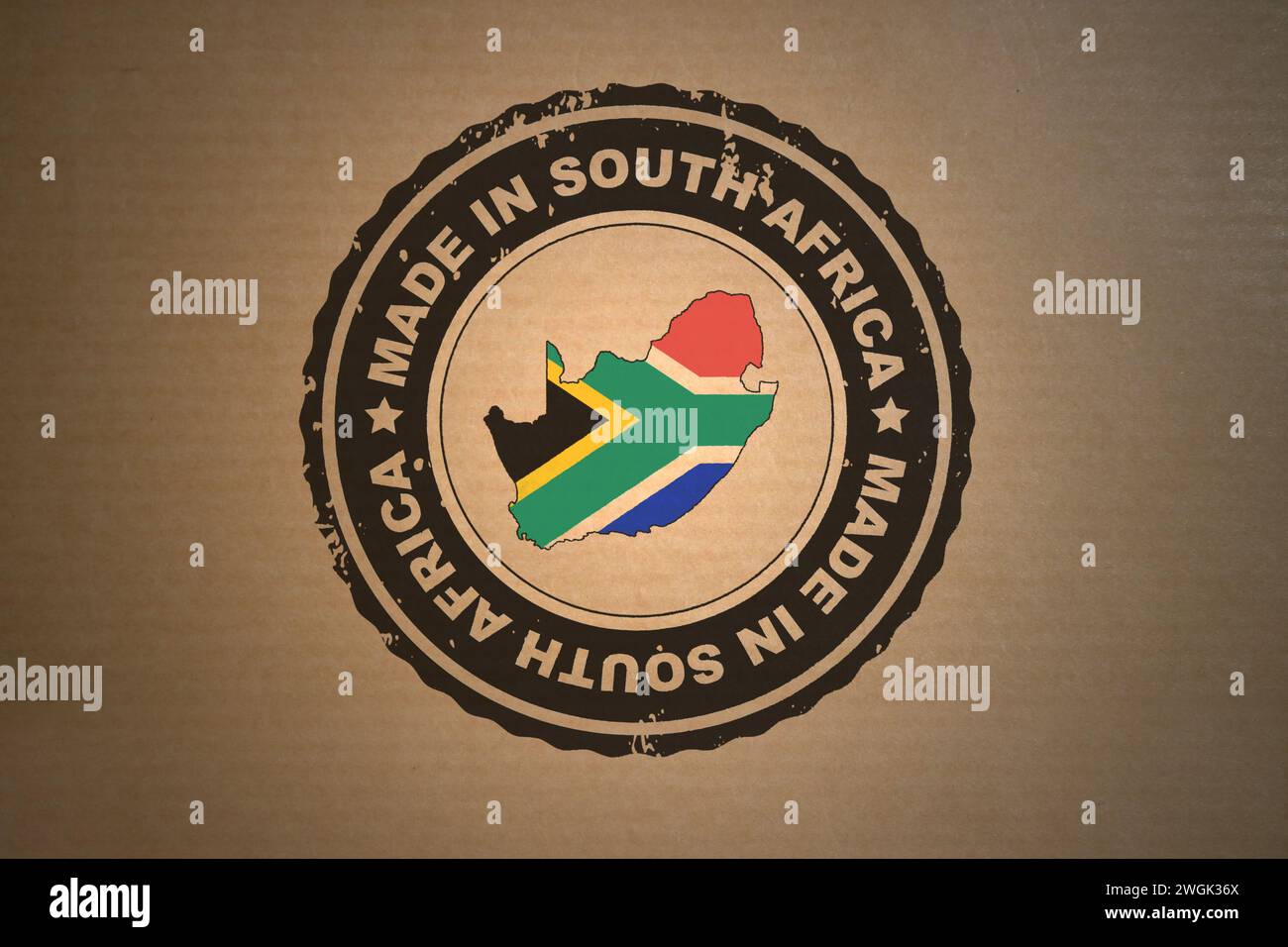 Braunes Papier mit einem in Südafrika hergestellten Retro-Stempel in der Mitte enthält die Karte und die Flagge Südafrikas. Stockfoto