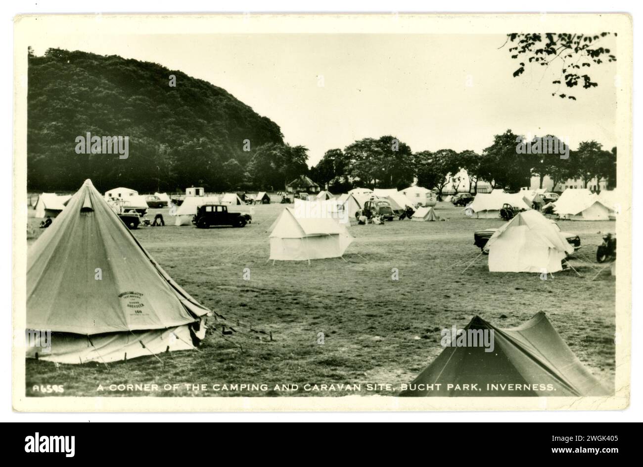 Original-Postkarte eines schottischen Campingplatzes aus den 1950er oder frühen 1960er Jahren - Camping- und Wohnwagenplatz, viele Zeltflächen und Leinwandzelte, alte Fahrzeuge, Glockenzelte, im Bught Park, Inverness, Schottland, Großbritannien Stockfoto