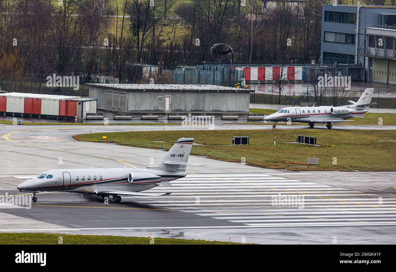 Eine Cessna 560LX Citation XLS+ der privaten Charterfluggsunternehmen VistaJet wartet bis sie auf die Startbahn kann. Registrierung D-CEFO. Davor steht A Stockfoto